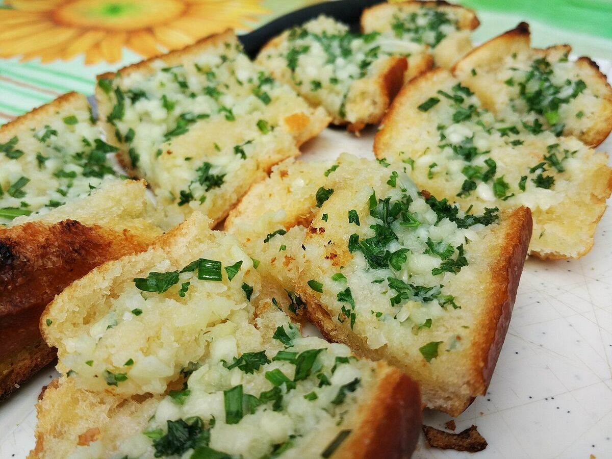 베이커리의 비밀: 딱딱하게 굳은 빵에 물을 묻히면 벌어지는 마법